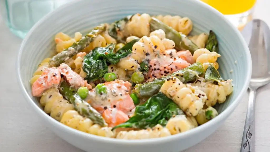 Um delicioso prato de primavera: massa cremosa com espargos frescos e salmão