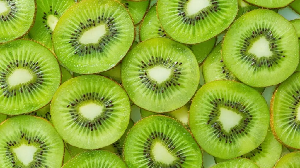 Com ou sem casca? Muita gente come kiwi de forma errada, segundo especialistas em nutrição